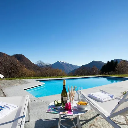 ヴィラ Veglio Sleeps 10 Pool