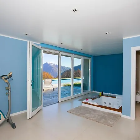 ヴィラ Veglio Sleeps 10 Pool ラーリオ